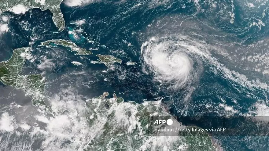 La tormenta tropical Erin se fortaleció y se convirtió en huracán amenazando al Caribe.