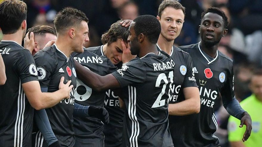 Leicester gana 2-0 al Crystal Palace y sigue la estela del City