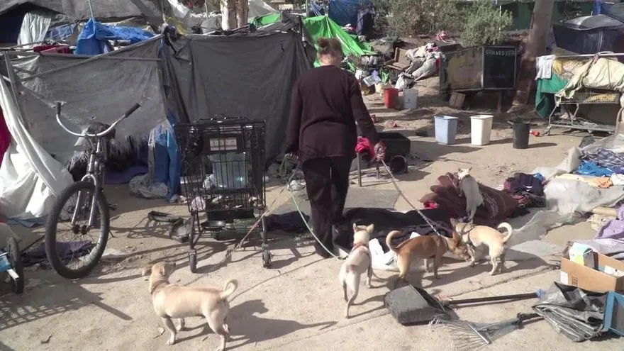 Asentamientos de “sin techo” en California enfrentan evacuación