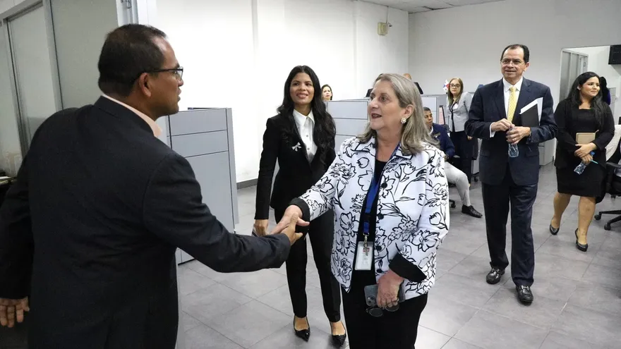 La exmagistrada hizo un recorrido por toda la sede principal de la institución.