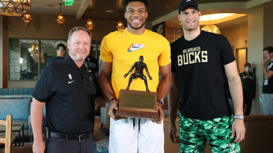 Griego Antetokounmpo (c) elegido "Mejor Defensa del Año" en la NBA
