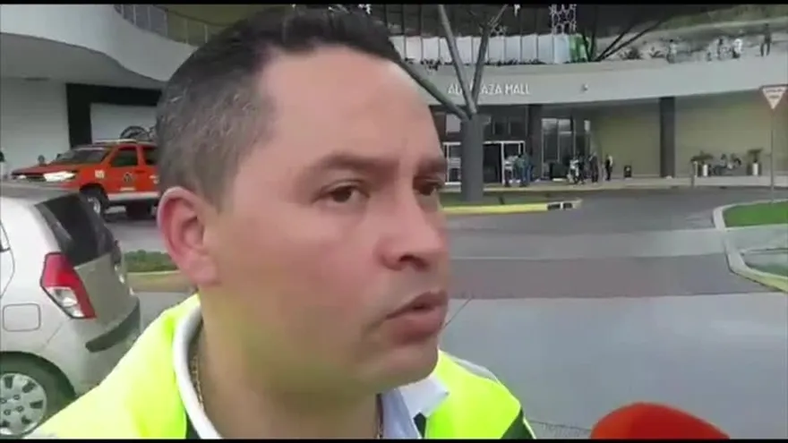 Reportan explosión en restaurante de comida rápida