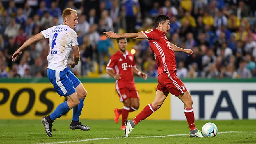 Robert Lewandowski (rojo) se acreditó tres goles con su equipo el Bayern Múnich.