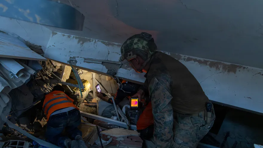 Labores de rescate entre escombros tras doble sismo en Venezuela