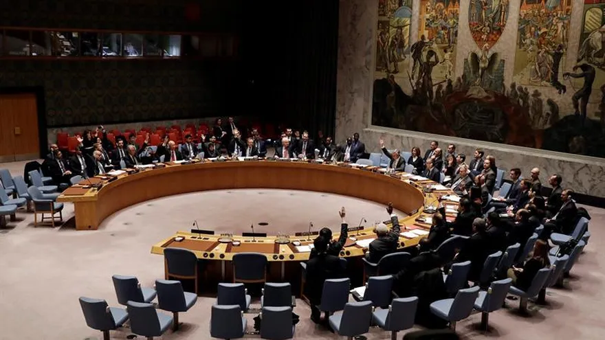 Los quince miembros del máximo órgano de decisiones de la ONU votaron a favor de la resolución, que respalda los esfuerzos que se están haciendo para allanar el camino hacia una nueva ronda de negociaciones prevista a finales de enero en Astaná (Kazajistán).