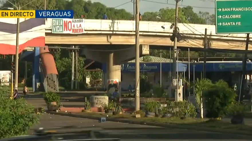 Vía Interamericana en Santiago se mantiene cerrada, se anuncia reapertua en la tarde