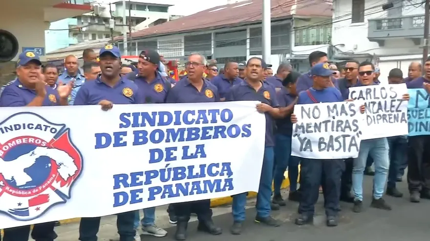 ¿Cuáles son las peticiones de los bomberos que se encuentran en huelga?