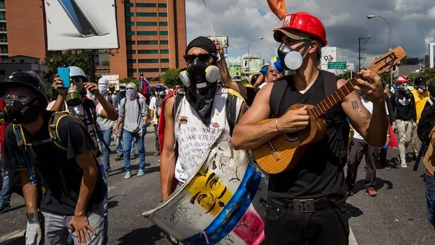 Un grupo de opositores al gobierno venezolano participa en una manifestación hoy, lunes 28 de mayo de 2017, en Caracas (Venezuela). La oposición venezolana se moviliza hoy hasta la Defensoría del Pueblo "por los caídos" en las protestas en el país, mientras el chavismo se manifestará en apoyo a la Constituyente convocada por el presidente Nicolás Maduro.
