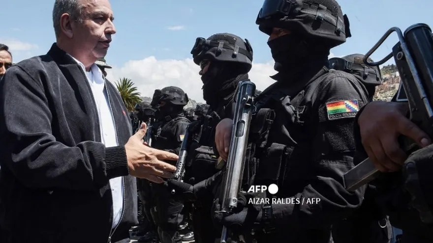 Exministro Arturo Murillo cuando ejercía el cargo junto a un militar boliviano