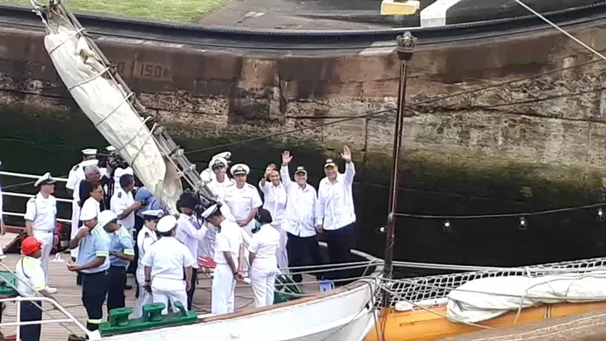 Varela y Piñera recorren el Canal de Panamá