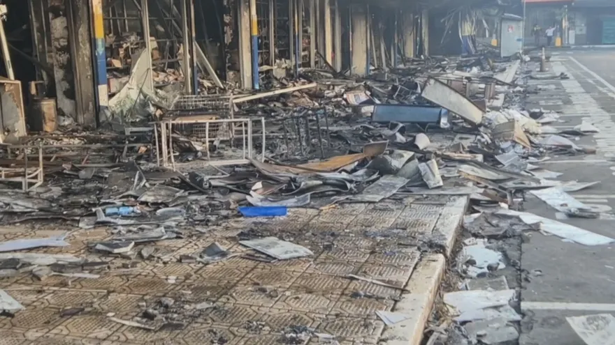 Bomberos mantiene investigación tras incendio en el centro de David; perímetro permanece cerrado