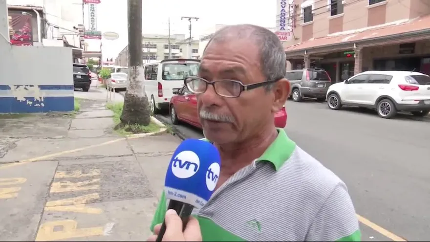 Padre de taxista detenido en protesta reacciona molesto
