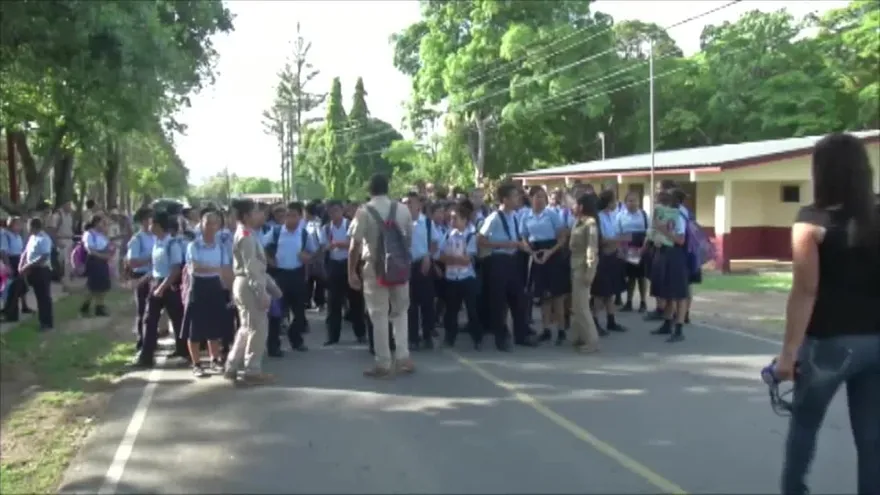 Estudiantes de La Pintada protestan por falta de buses