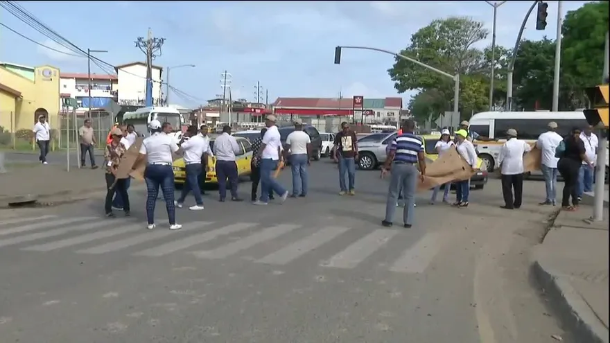 Trabajadores de la AMP protestan en Colón