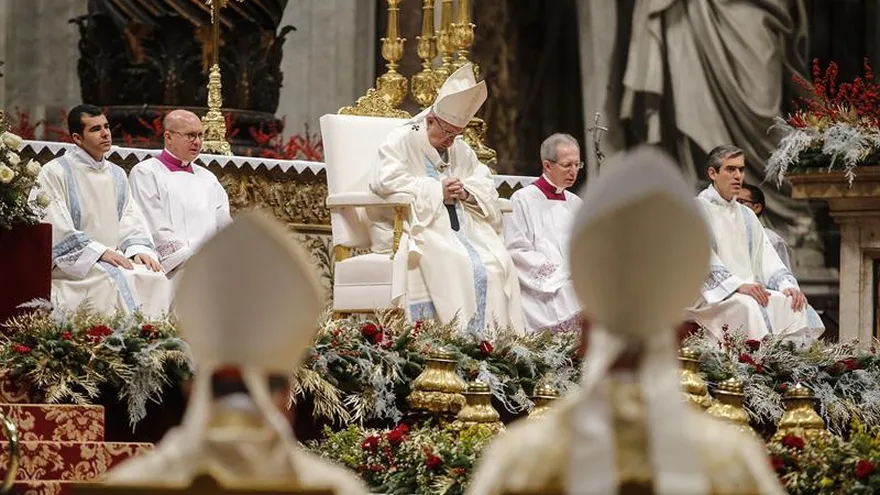 El papa Francisco celebra un misa en la Basílica de San Pedro donde que resaltó la necesidad de proteger a los migrantes y refugiados que son personas en búsqueda de paz.