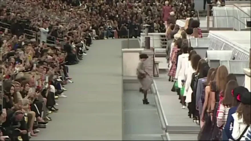 Una intrusa en el desfile de Chanel