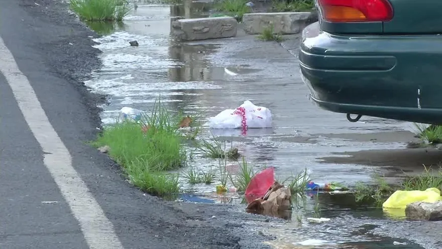 Basura y conexiones ilegales al sistema pluvial