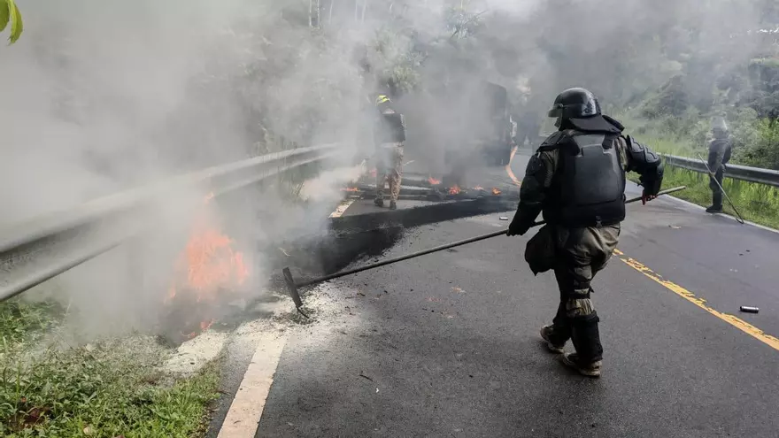 Miembros de la Policía Nacional limpian que estaba bloqueada en Bocas del Toro.
