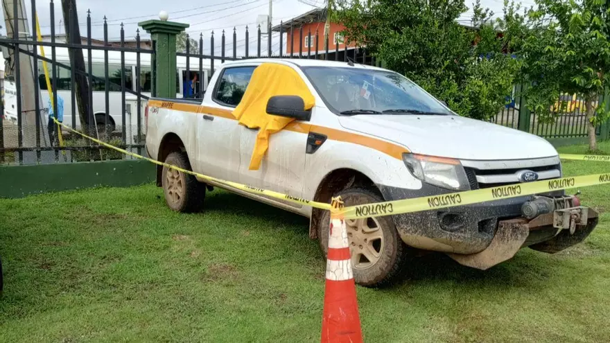El vehículo de la Oficina de Electrificación Rural que fue vandalizado