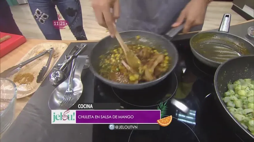 Prepara chuletas en salsa de mango y puré de papas verde