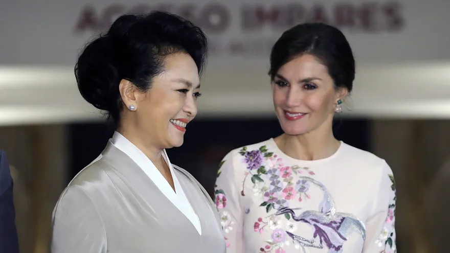La reina Letizia , y la primera dama de China, Peng Liyuan, durante el recorrido que realizaron por el Teatro Real de Madrid.