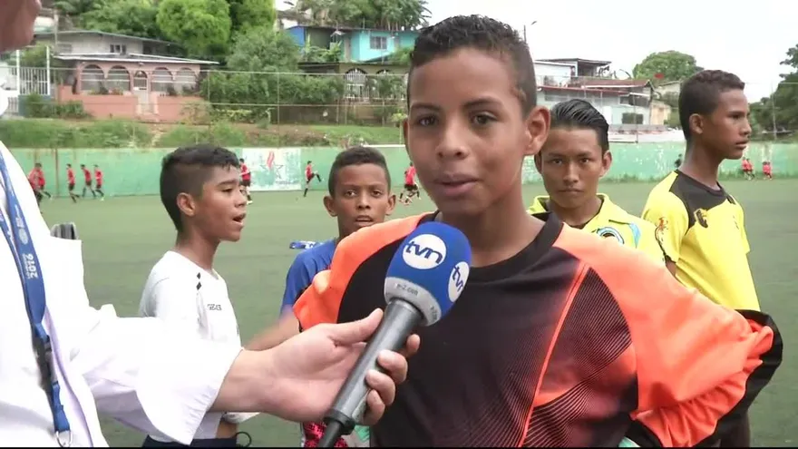 Niños buscan futuro en el fútbol