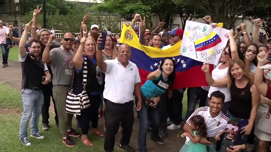 Venezolanos en Panamá votan en consulta popular