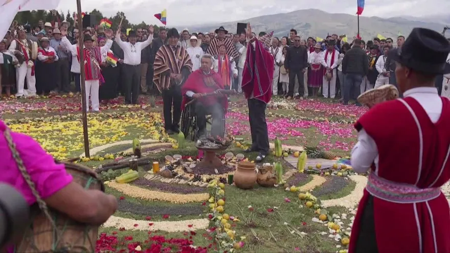 Indígenas entregan bastón de mando a nuevo presidente de Ecuador