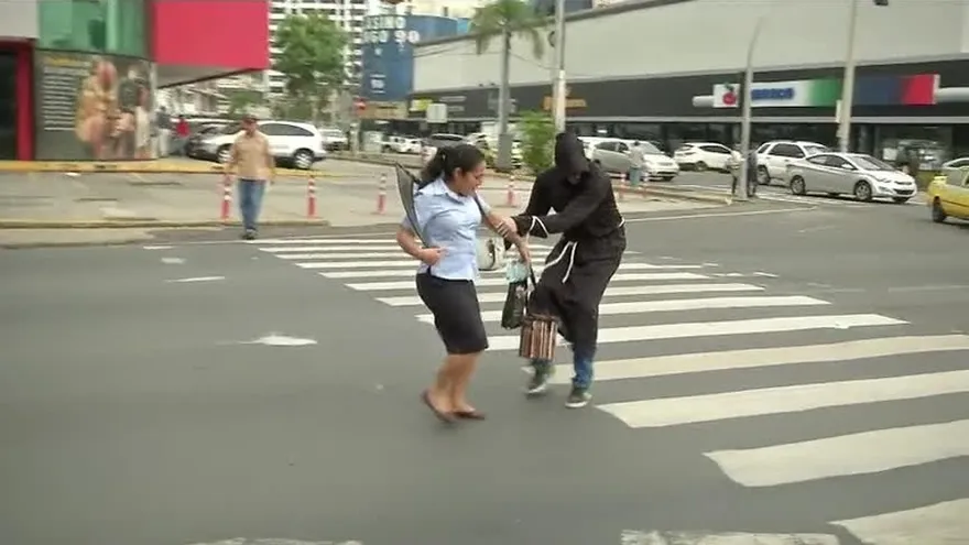 Realizan campaña de educación vial a peatones y conductores en Vía España