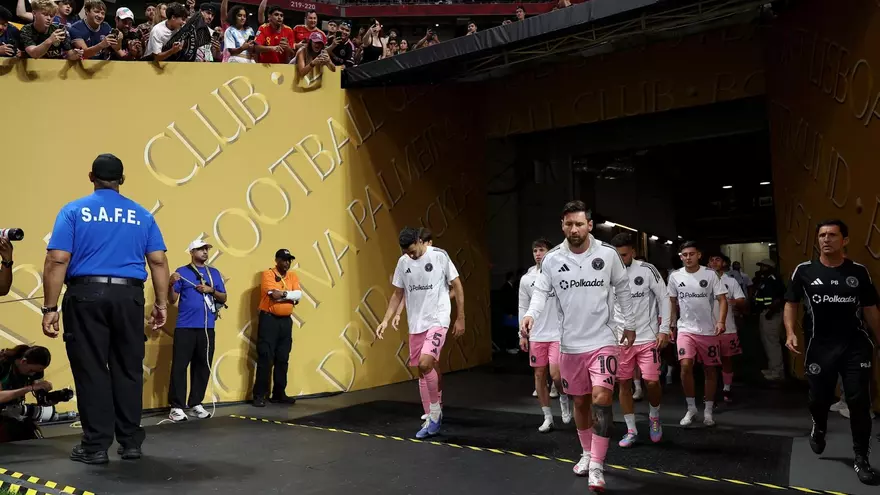 Jugadores del Inter Miami salen hacia la cancha