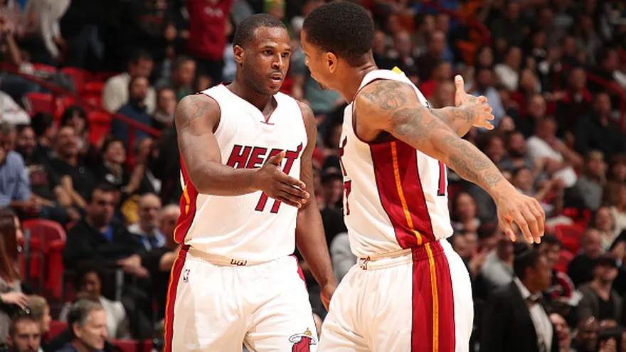 Dion Waiters y Rodney McGruder se felicitan en el juego de los Heat contra los Nets