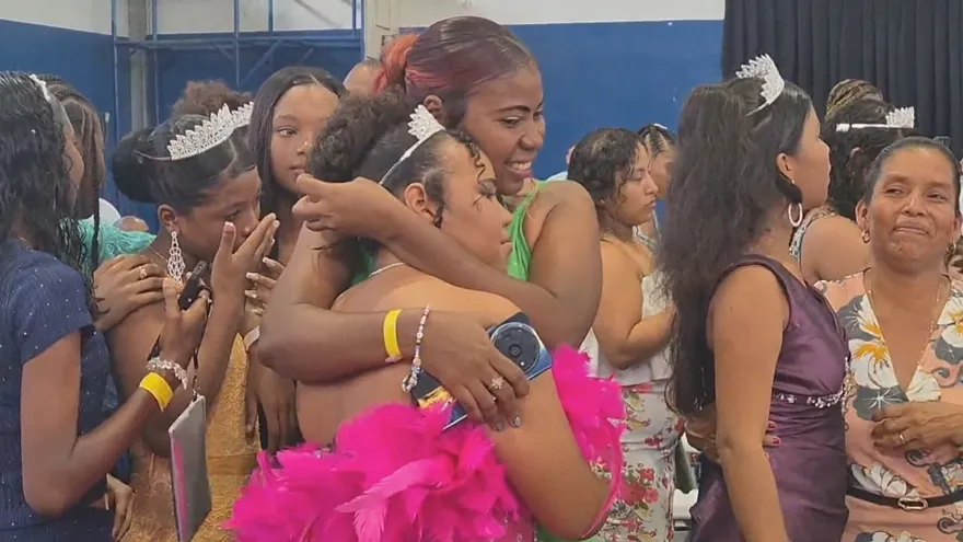 Las jóvenes del IPT  Simón Manuel Urbina celebran su quinceaños.