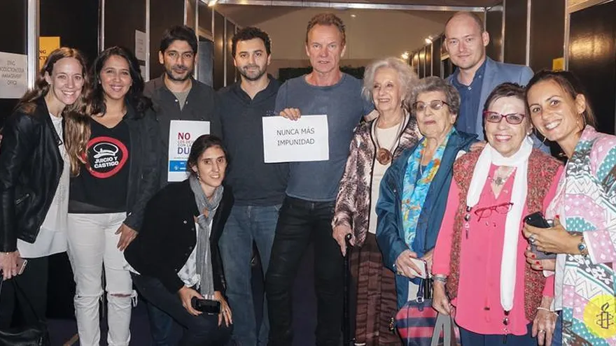 El músico británico Sting (c) con integrantes de la asociación Abuelas de Plaza de Mayo antes de un concierto en Buenos Aires.