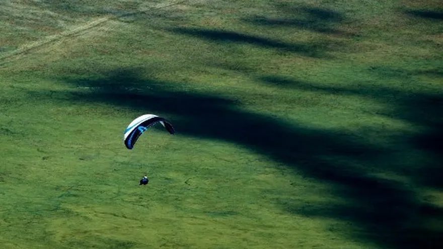 Una persona en un paracaídas