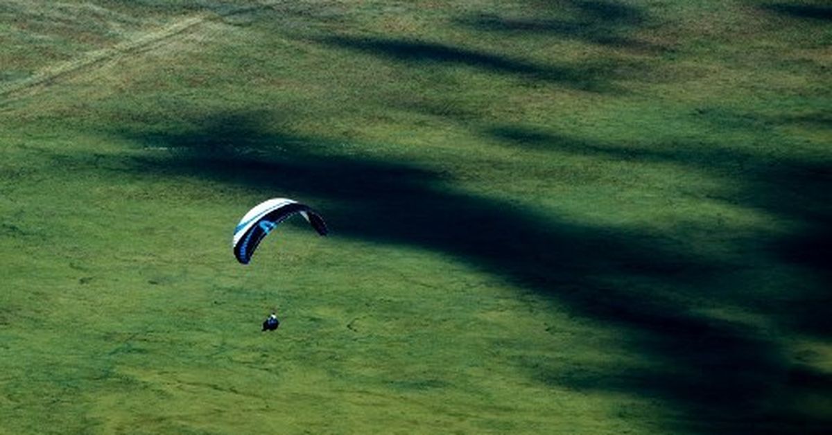 Paracaidista se estrella contra pantalla gigante de estadio en pleno show deportivo
