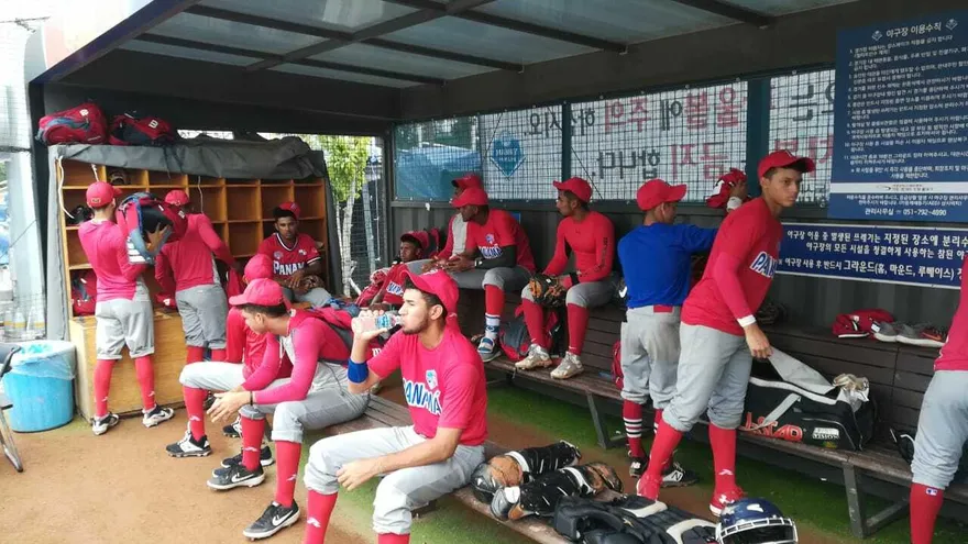 Jugadores del equipo Sub-18 de Panamá en el dugout de visitantes del Dream BallPark II