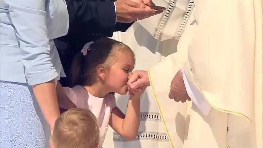 El efusivo y tierno saludo de una niña al papa Francisco