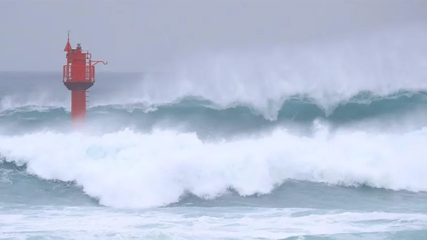 Fuerte oleaje por el avance del tifón Haishen.