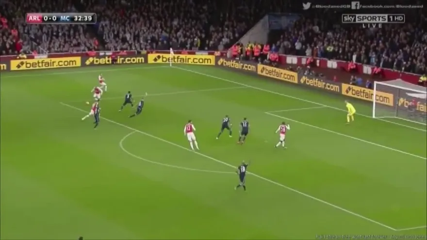 Arsenal ganó 2-1 al Manchester City y se mantiene cerca del líder