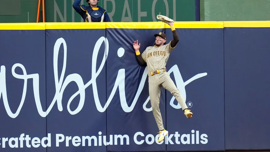 Jackson Merrill atrapando elevado en el juego 2 Padres vs Cerveceros