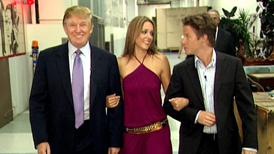 Exanimador de TV, Billy Bush (der.) junto al actual presidente de EEUU, Donald Trump, en una cinta para  el programa "Access Hollywood" en 2005.
