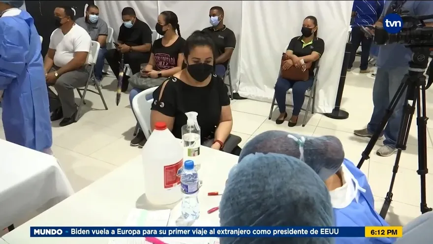 Mujeres desde los 30 años acuden a vacunarse con AstraZeneca