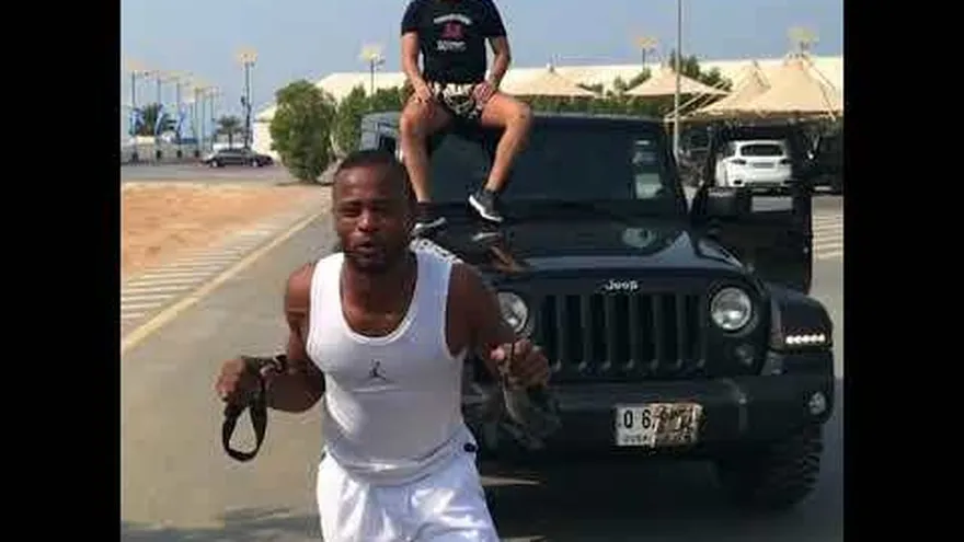 Patrice Evra se ejercita al arrastrar una 4X4