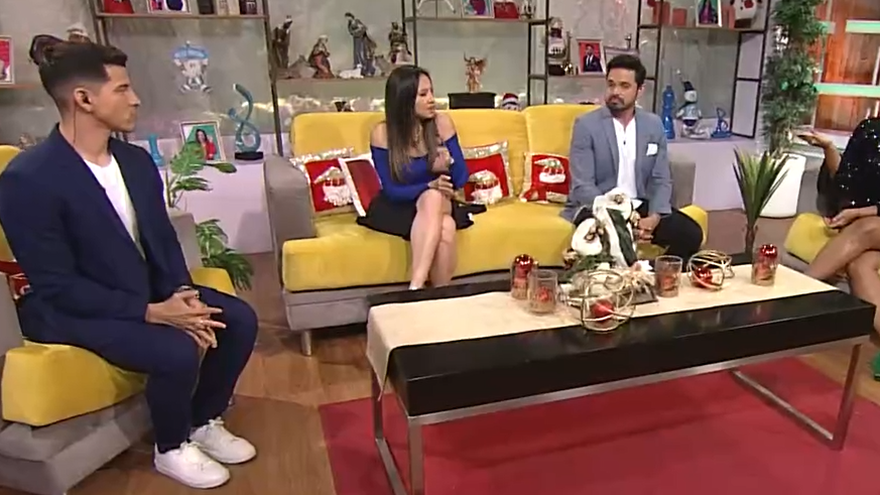 Equipo de jelou conversan sobre las parejas en el trabajo