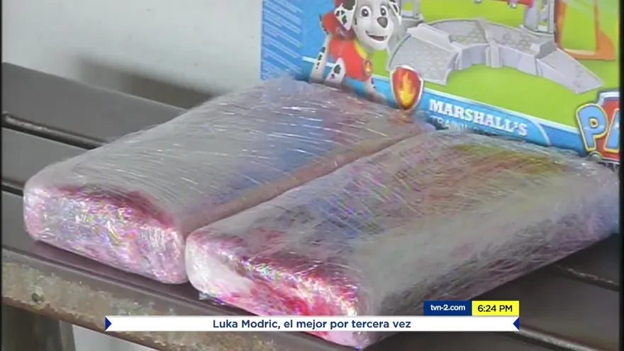 Detienen a mujer tras hallarle droga en regalo de quinceaños