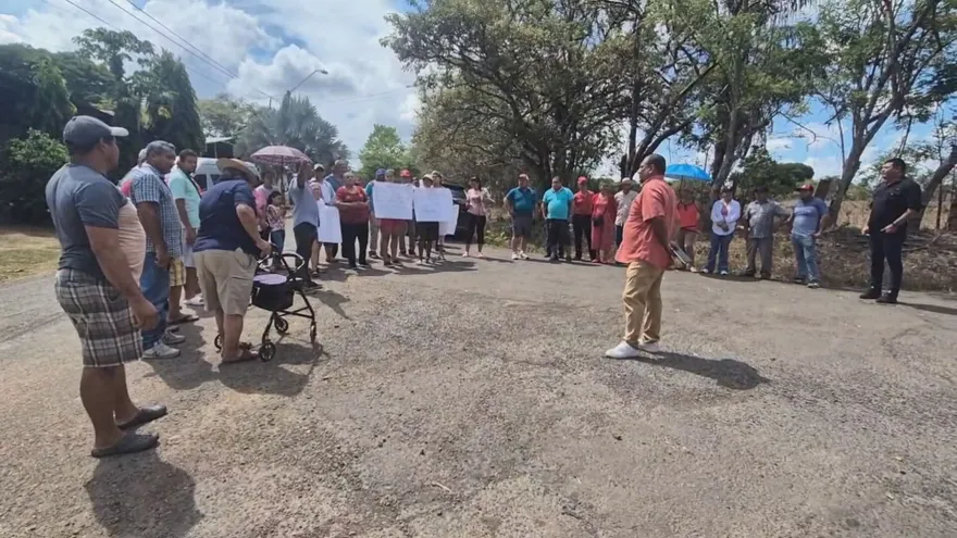 Moradores de varias comunidades en Herrera exigen rehabilitación de carreteras