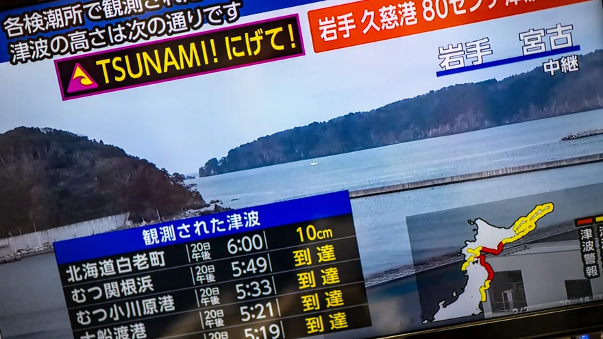 Esta foto muestra un mensaje de advertencia en una pantalla de una transmisión en vivo de NHK con alerta de tsunami, después de que un terremoto golpeara el norte de Japón este 20 de abril de 2026.
