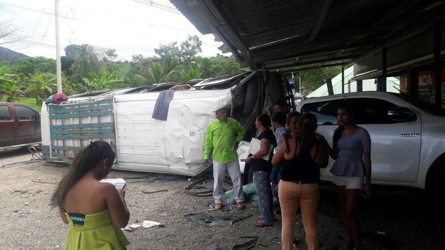 Bus choca contra local comercial en Chepo.