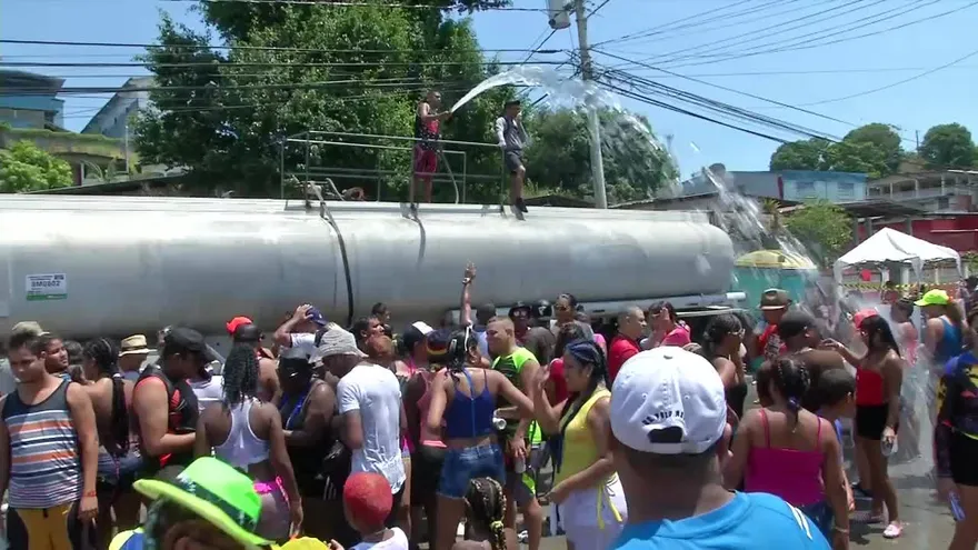 Agua, música y diversión en culeco de San Miguelito