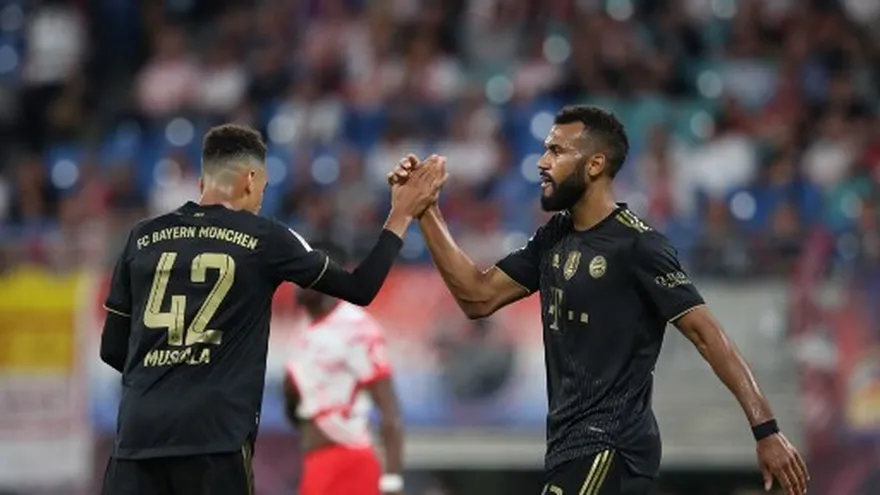 Jamal Musiala celebra su gol con  Choupo-Moting.